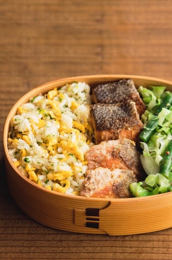 鮭のスパイシー焼き・野菜のマスタードあえ・炒飯のお弁当