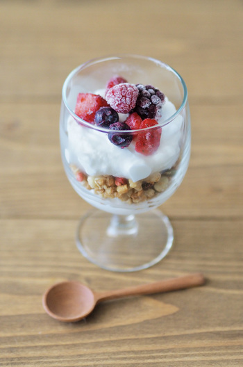 グラノーラヨーグルトパフェ