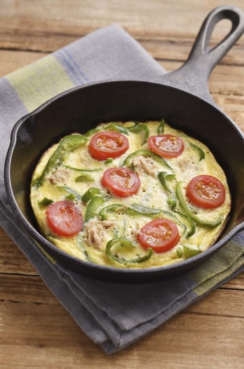 彩りと具だくさんが自慢　オープンオムレツ