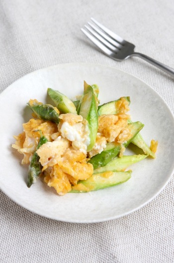 アスパラガスとチーズのスクランブルエッグ