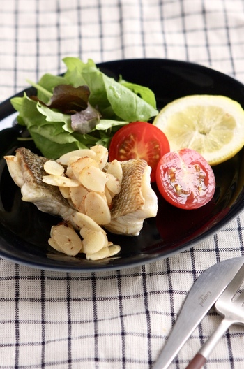 スズキのポアレ アーモンドソース