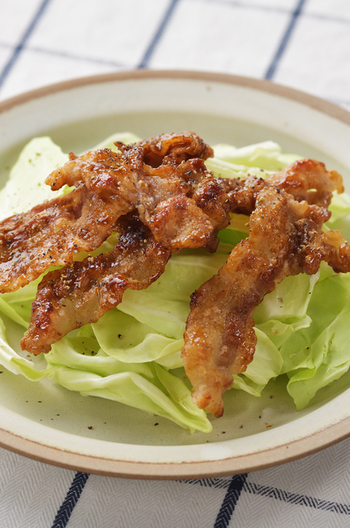 しゃきしゃきキャベツとカリカリ豚バラソース
