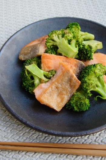 鮭とブロッコリーの炒めもの