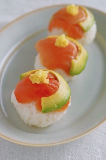 ラップでかんたん サーモンの手まり寿司