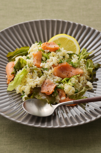 サーモンとカリフラワーのライスサラダ