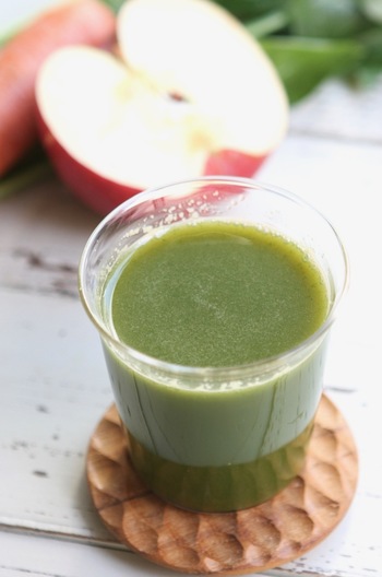 緑黄色野菜とりんごのジュース