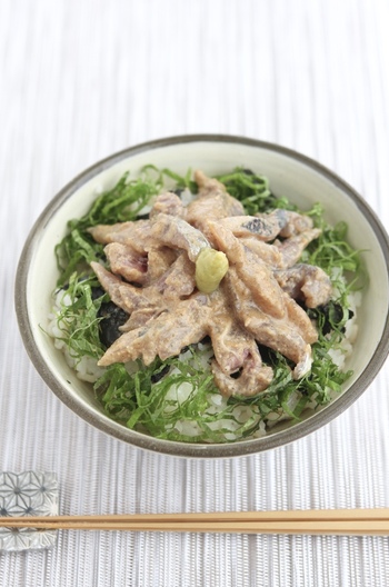 麦ごはんで あじのごまだれ漬け丼