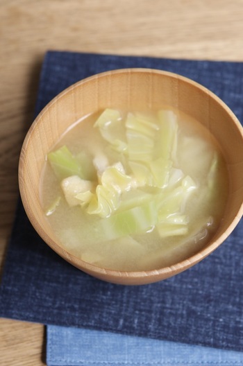 キャベツと油揚げのみそ汁
