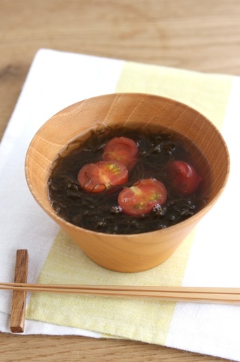 トマトともずくのすまし汁