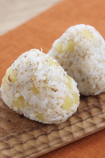 たくあんとしらすのもち麦おむすび