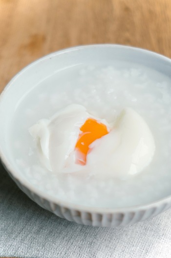 レトルトおかゆの温玉のせ