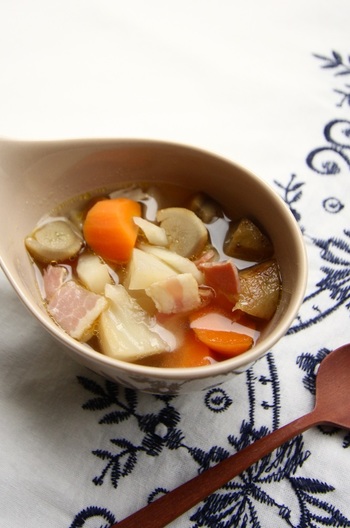ごろごろ根菜のコンソメスープ