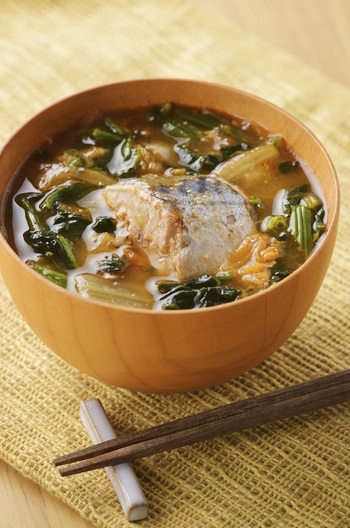 さば缶とキムチの具だくさんみそ汁