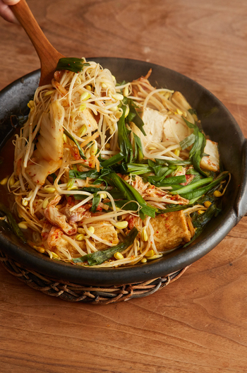 厚揚げ・大豆もやし・にらのキムチ蒸し鍋