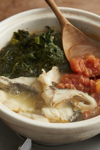 たら・トマト・春菊のオリーブ鍋