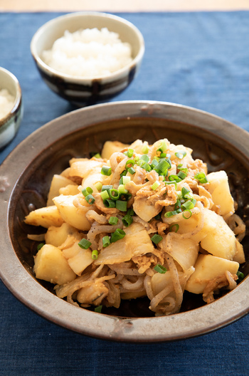 ほたて、じゃがいも、こんにゃくのみそ炒め