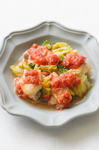 電子レンジで簡単　カットレタスと鶏肉のトマト煮