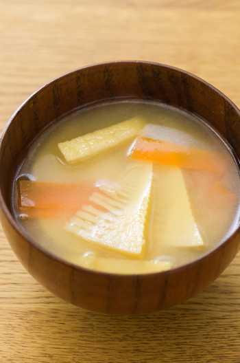 たけのことにんじんのみそ汁