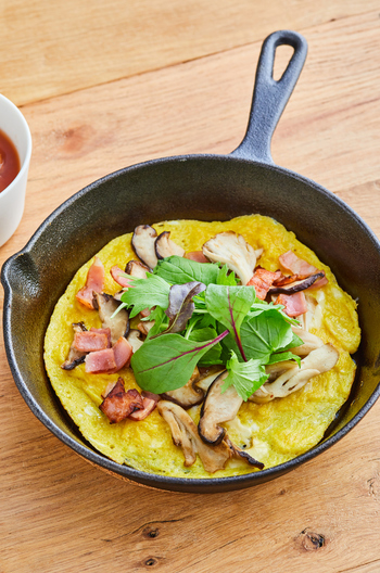 たっぷりきのこのオープンオムレツ