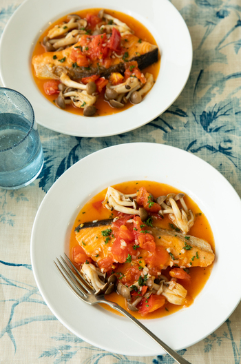 鮭とトマトとしめじのアクアパッツァ