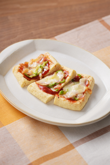 油揚げでパリパリ一口ピザ