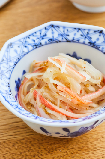 かに風味かまぼこと玉ねぎのめんつゆあえ