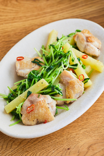 鶏もも肉と豆苗の塩にんにく炒め