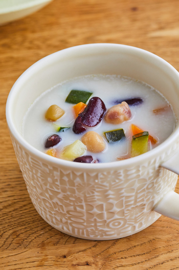 豆のアーモンドミルクスープ