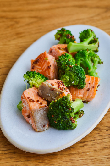 鮭とブロッコリーのハニーマスタード炒め