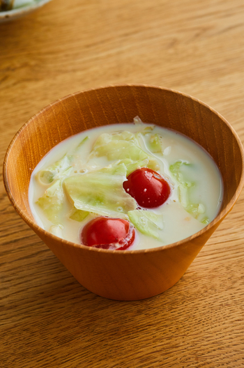 ミニトマトとキャベツの豆乳みそ汁