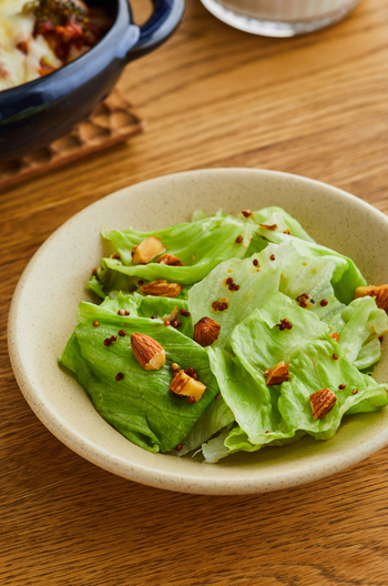 レタスとナッツのマスタードサラダ
