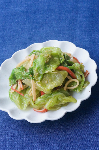 レタスとかに風味かまぼこのごまあえ