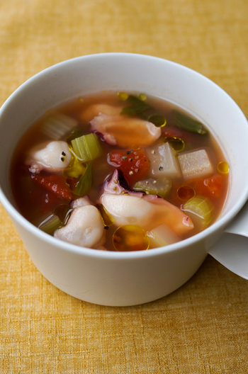 たことセロリの具だくさんトマトスープ
