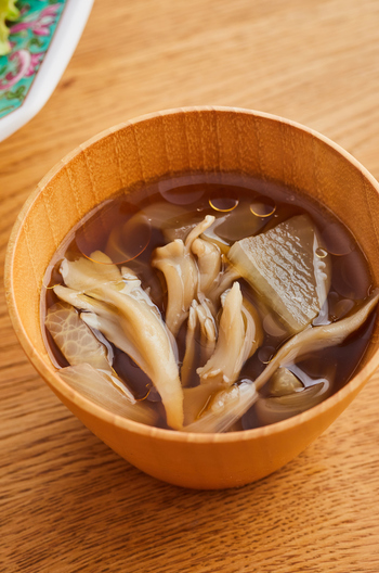 うま味が溶け出した 大根とまいたけの中華スープ