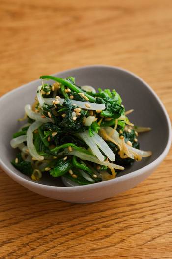 ごまの風味を効かせた ほうれん草ともやしの塩ナムル
