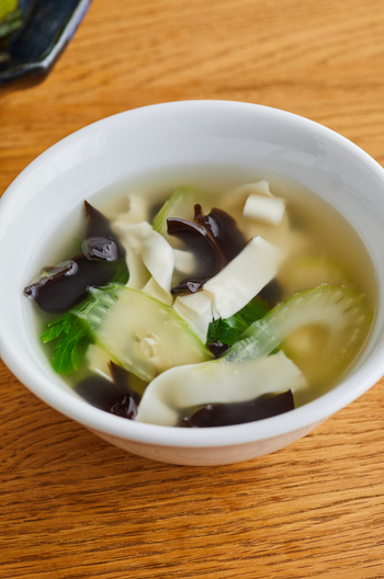セロリときくらげのヌードルスープ