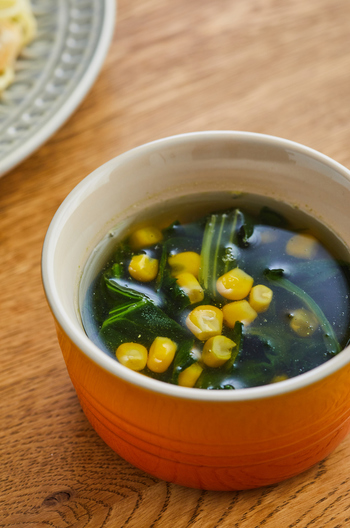 冷凍野菜で ほうれん草とコーンのコンソメスープ