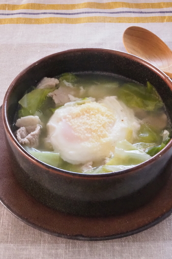 キャベツの巣ごもり卵スープ