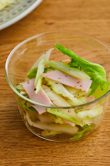 セロリとハムのバジルあえ