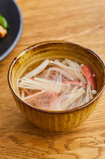 かに風味かまぼことえのきの春雨スープ