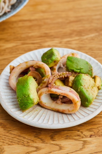 いかとアボカドのにんにくしょうゆ炒め