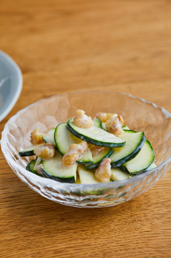 ズッキーニとくるみのヨーグルトあえ