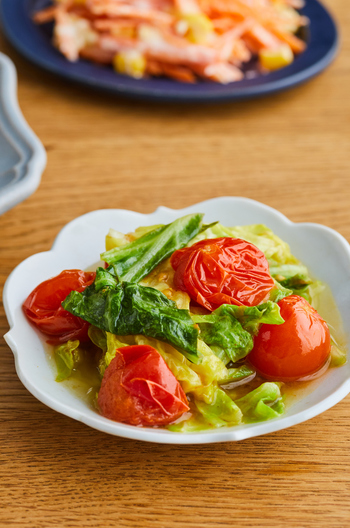 キャベツとミニトマトのカレー蒸し