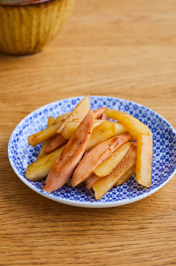 魚肉ソーセージとじゃがいものオイスターソース炒め
