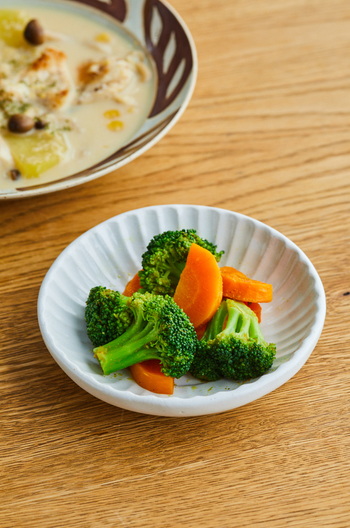 ブロッコリーとにんじんのスパイシーホットサラダ