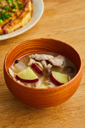 さつまいもとしめじの具だくさん豚汁