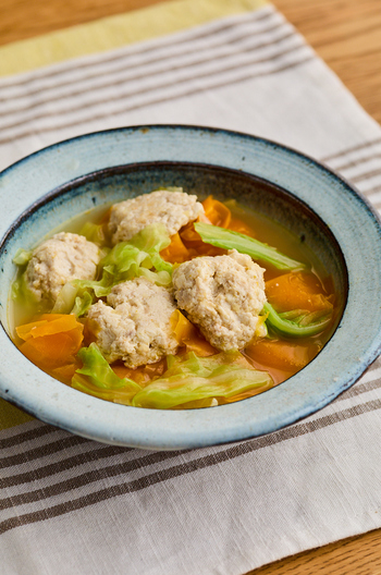 豆腐鶏団子と野菜の中華スープ
