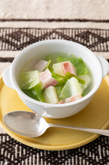 じゃがいもとキャベツとベーコンのスープ