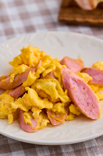朝食に 魚肉ソーセージのふんわり卵炒め