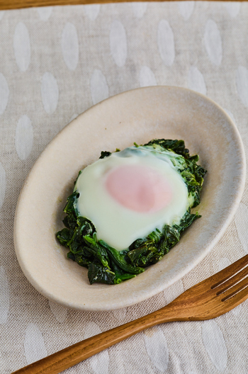 朝食に ほうれん草の巣ごもり卵